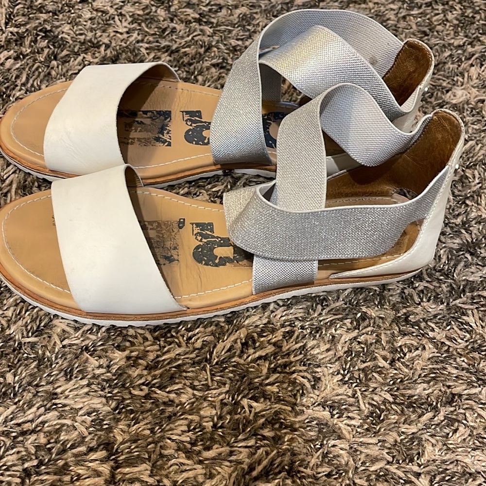 Sorel sandals, Silver and White - Picture 2 of 4